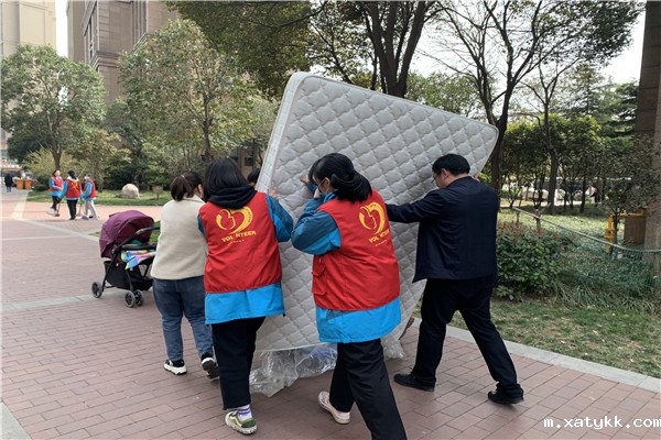 1614930461271444.jpg 8帮居民搬运床垫.jpg