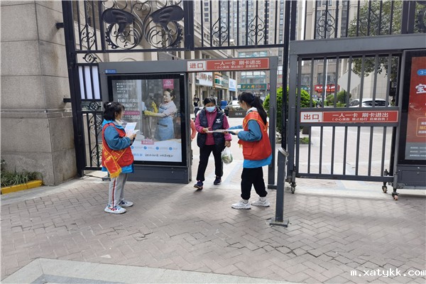 1614930497449682.jpg 10小区门口发放垃圾分类宣传页.jpg