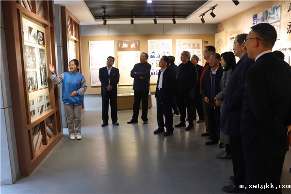 1617416171139014.jpg 5学生讲解校史.jpg