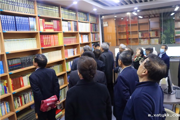 1617416205298683.jpg 7仪式结束参观“笑南书吧”.jpg