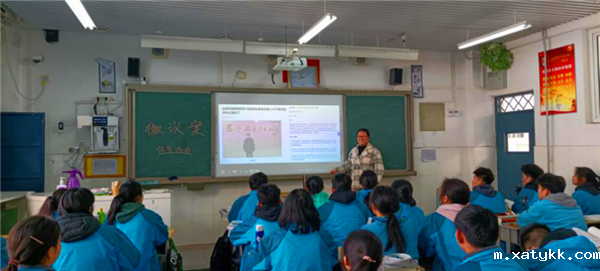 1617867452138657.png 2老师给学生讲述微议案的知识_副本.png