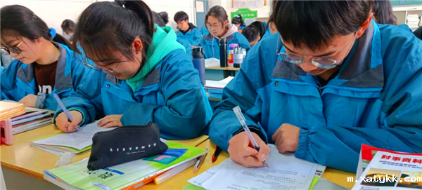 1617867473833955.png 3学生在认真写微议案_副本.png