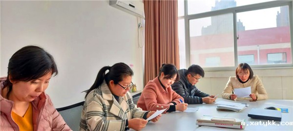 1617867525755681.jpg 5政治组老师在认真挑选微议案_副本.jpg