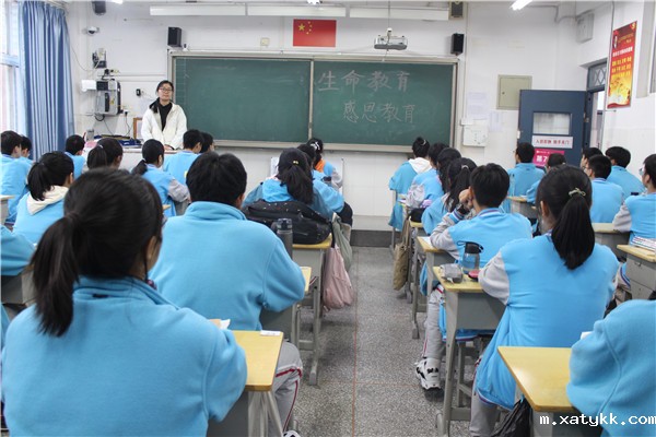 1618971699211716.jpg 3班主任组织学生收听讲话.jpg