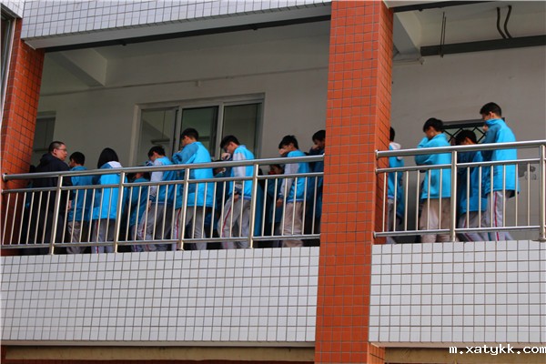 1619570622110978.jpg 2.安全员引导疏散.jpg