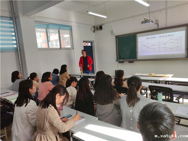 1619659130689799.jpg 1.霍凌宇老师认真总结期中考试情况.jpg