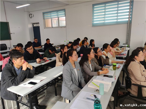 1619659146130011.jpg 2.与会老师认真听取会议内容.jpg