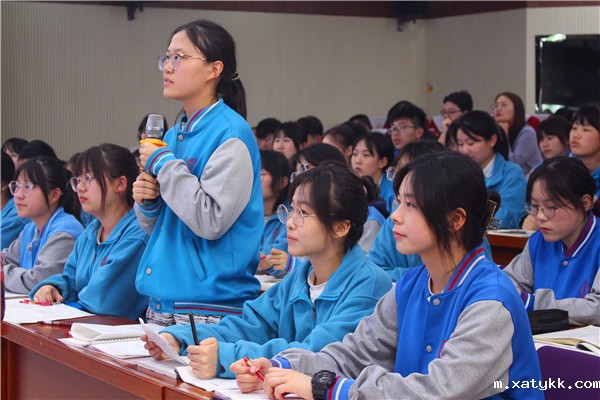 9学生积极回答问题.jpg