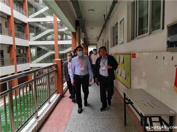 1621210777256641.jpg 3.巡视考场.jpg