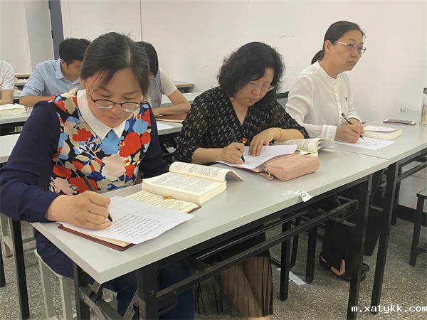 1621680450922601.jpg 2党员老师认真记录.jpg