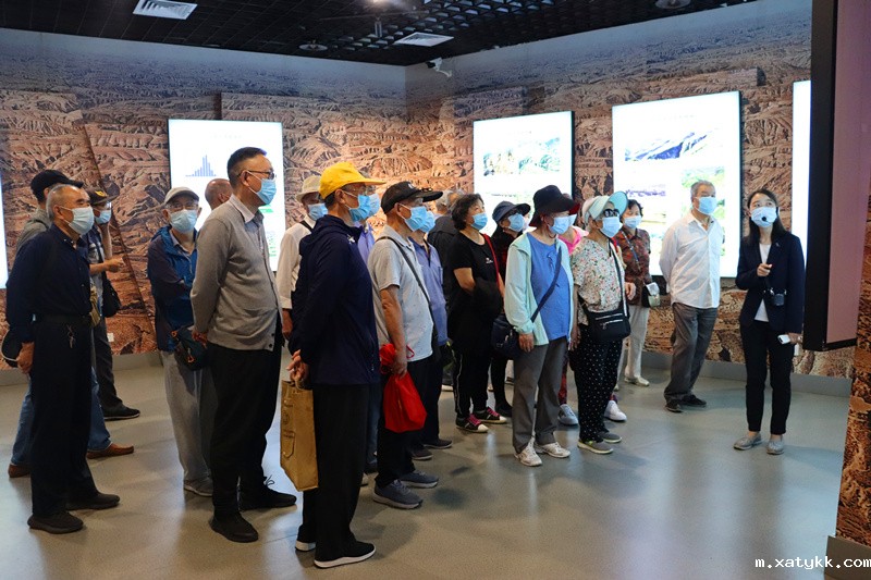 1622162372614106.jpg 1离退休老师参观黄河博物馆_副本.jpg