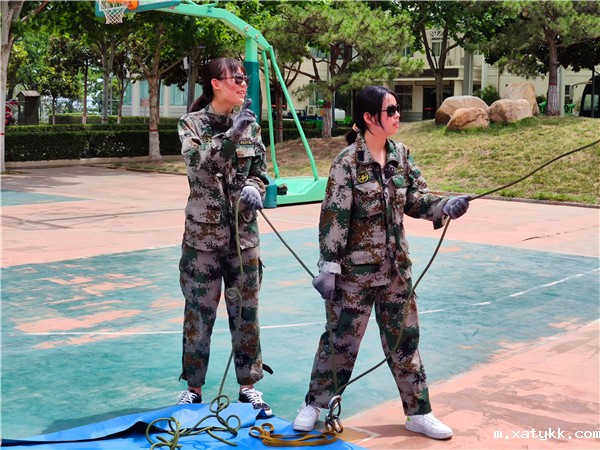 “手”护同学的cool girl.jpg