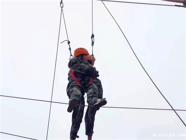 高空拓展：紧紧拥抱，传递力量.jpg