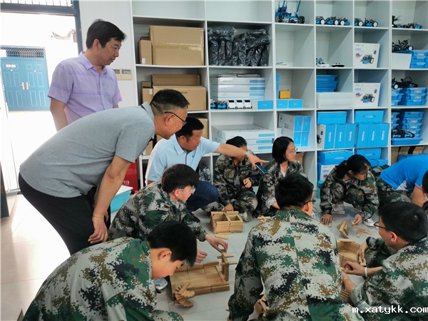 1622253731820530.jpg 校长书记三人和学生交流.jpg