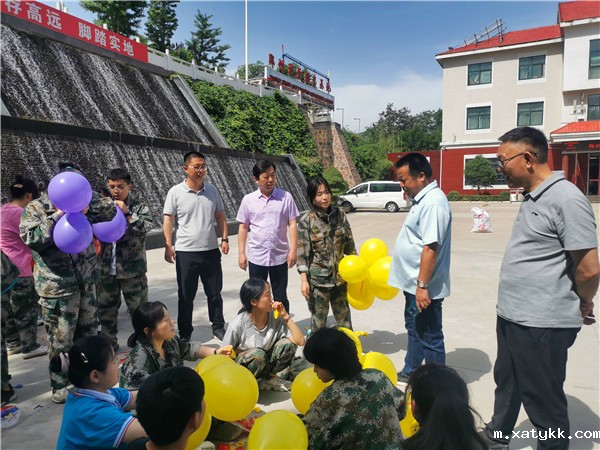 1622253741187403.jpg 校长书记三人了解学生拓展情况.jpg