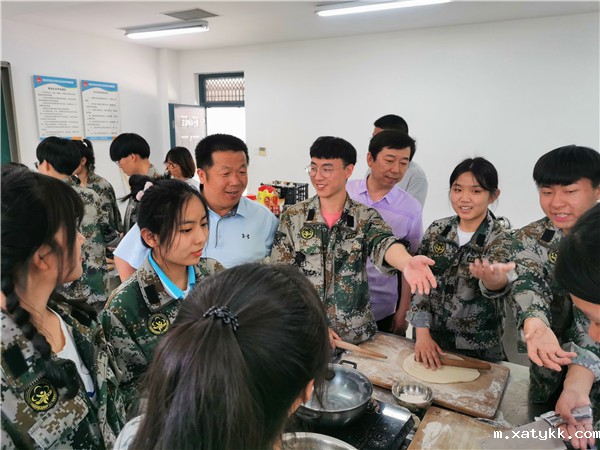 1622253749823886.jpg 学生自豪地向李校长展示成果.jpg