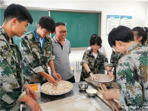 1622253767423820.jpg 赵书记了解学生合作情况.jpg