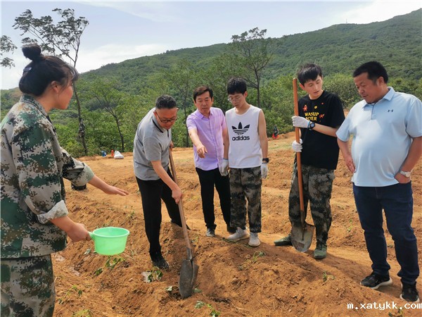 1622253808984696.jpg 赵书记亲自参与农事活动.jpg