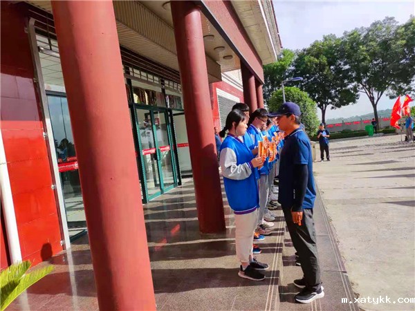 1622253936137994.jpg 4各班教官为优秀集体颁发奖状.jpg