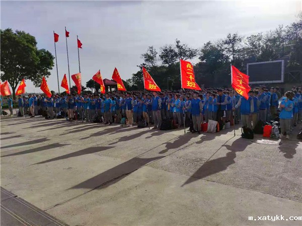 1622253949126250.jpg 5学生向教官们、老师们表示感谢.jpg