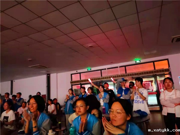 1622253992622885.jpg 8为台上学生疯狂打“call”.jpg