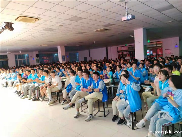 1622254007126616.jpg 9晚会上兴奋活跃的大家.jpg