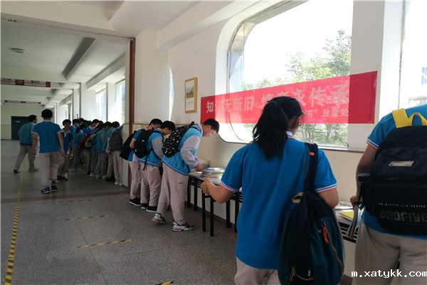 1622887292847510.jpg 1、图书捐赠现场.jpg