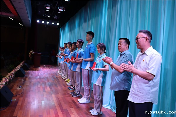 1623721828109188.jpg 14李国喜校长、赵银堂书记为同学们颁发毕业证和校徽.jpg