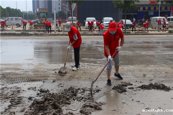 1627363899109808.jpg 4殷小玉老师和儿子正在清除路面淤泥.jpg