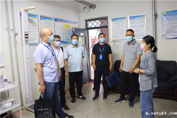 1630989508847209.jpg 5查看校医室.jpg