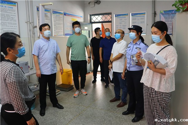 1631075853978241.jpg 4查看校医室.jpg