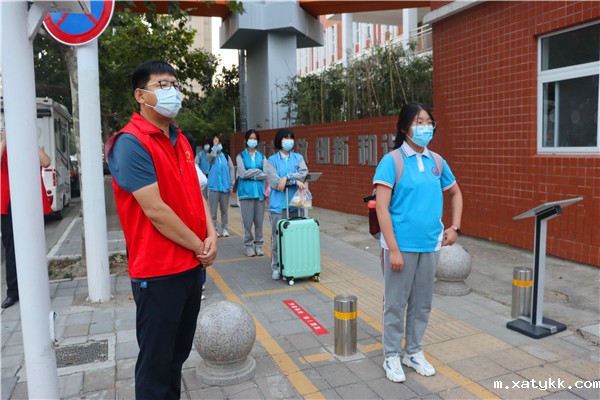 1631797911126302.jpg 3排队入校.jpg