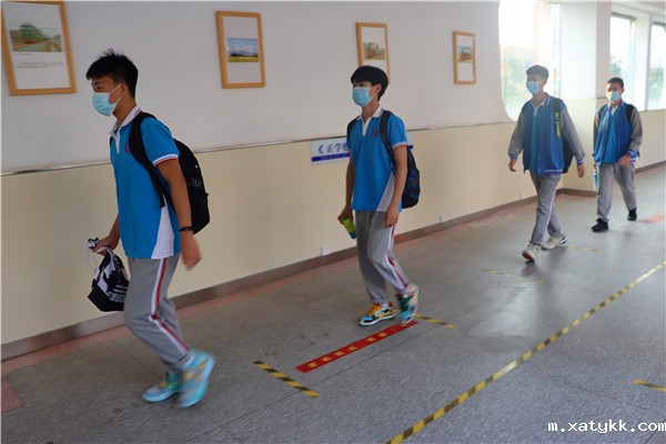 1631798178983749.jpg 10有序排队入班.jpg