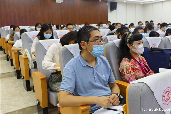 1631882478151471.jpg 5与会老师认真聆听.jpg