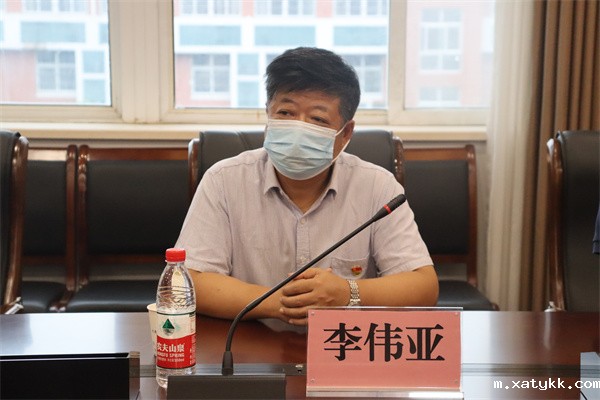 1631887185103478.jpg 2郑州市教育局成教室支部书记李伟亚到场指导.JPG