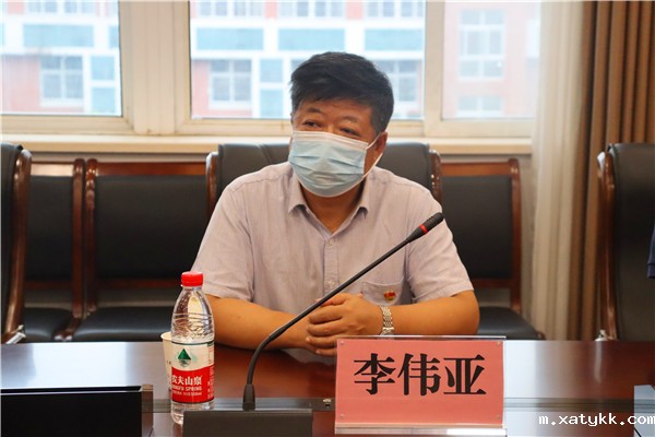 1632290318388447.jpg 2郑州市教育局成教室支部书记李伟亚到场指导.jpg