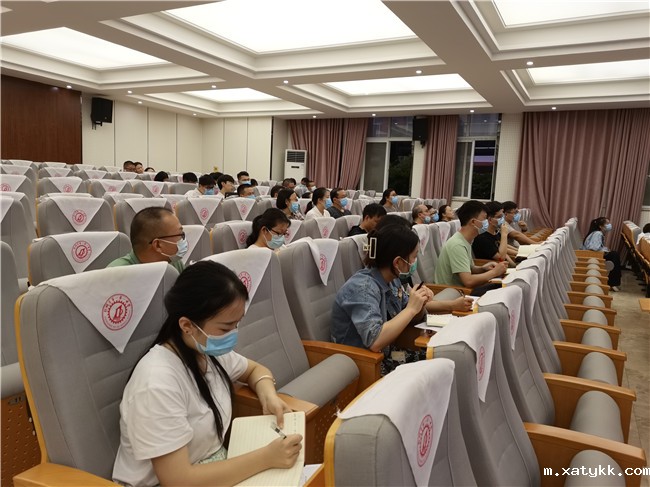 1632299427123557.jpg 3参会班主任认真做笔记_副本.jpg