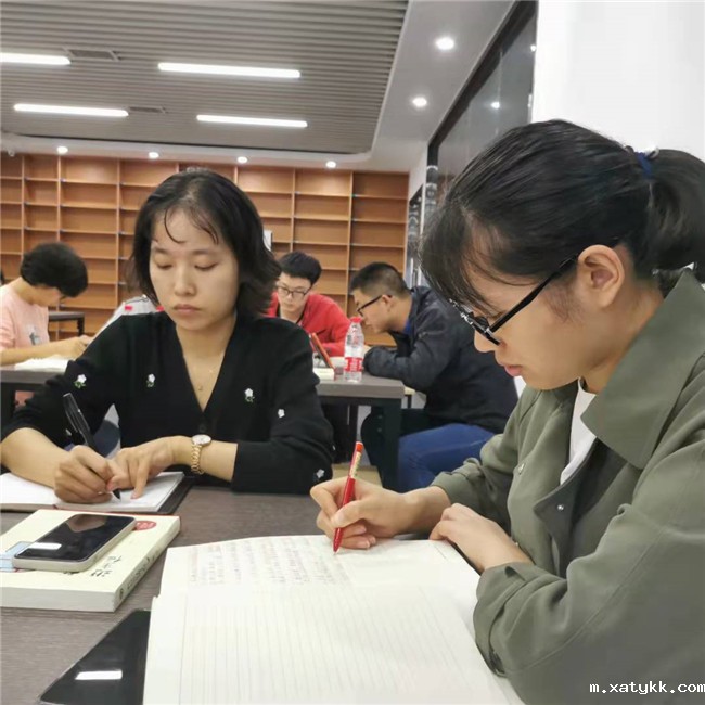 1632735490783565.jpg 3青年教师认真做笔记.jpg