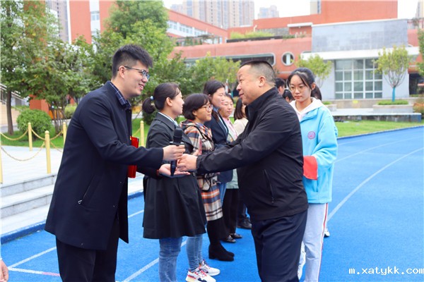 1633938492306816.jpg 2李国喜校长颁发奖牌.jpg