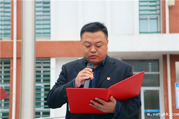 1633938507586824.jpg 3办公室主任杨森主持授牌仪式.jpg