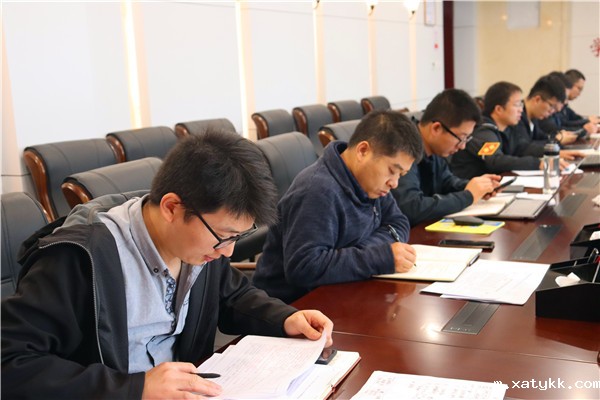 1634293511791870.jpg 4与会干部认真学习.jpg