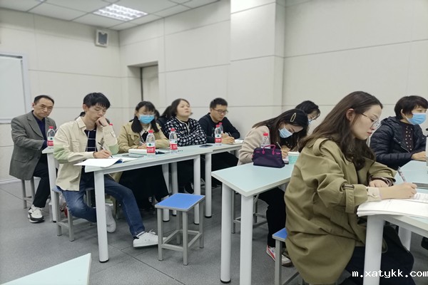 1635500715271788.jpg 4参会教师认真听课.jpg