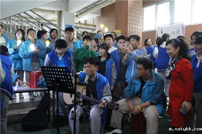 1635733173117657.jpg 3、音乐社:和美丽的温冰老师一起歌唱.jpg