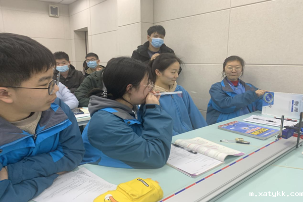 1637921806333238.png 2学生分组做趣味小实验.png