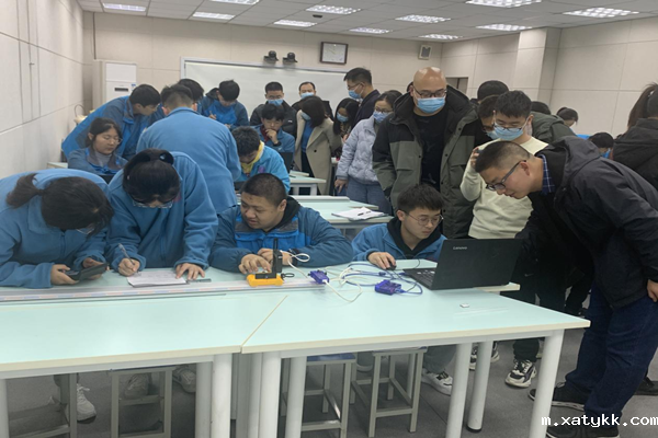 1637921837543534.png 3与会教师观摩学生演示实验.png