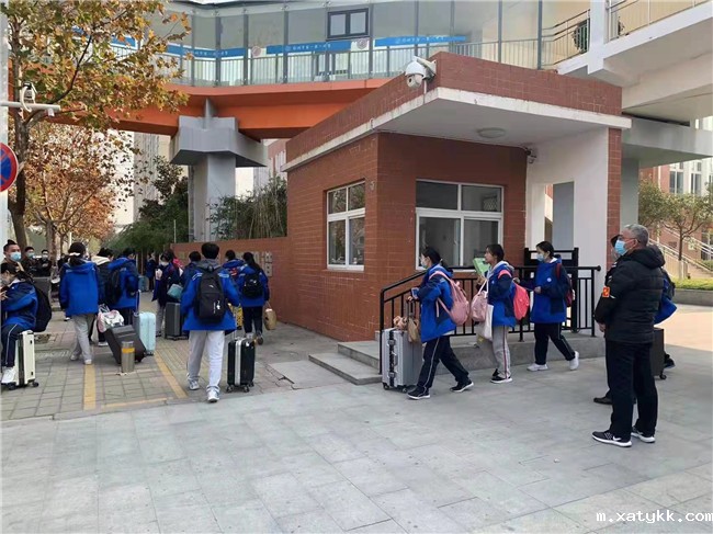 1638778972639452.jpg 1学校专班领导在校门口指挥放学交通.jpg