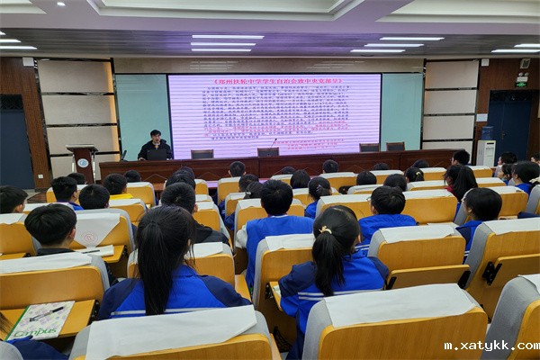 1638786764658386.jpg 3朱奎鹏老师讲解我校九十年历史《扶轮回响》.jpg