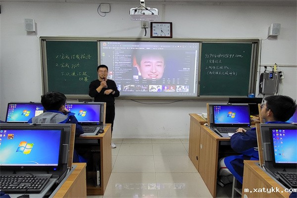 1638786787896050.jpg 4李鹏超老师带领学生进行《电脑实战》.jpg