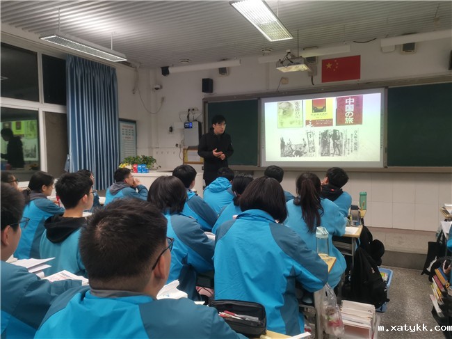 1639449218111602.jpg 2班主任老师带领大家学习历史.jpg