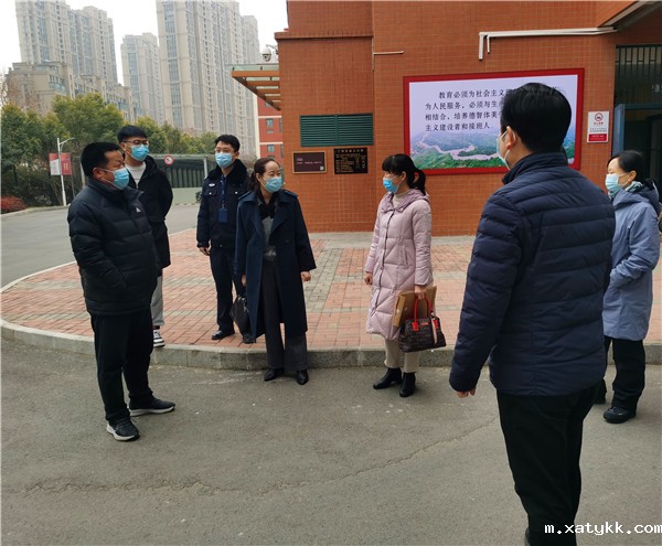 1644843499133669.jpg 2实地查看学校防控工作.jpg